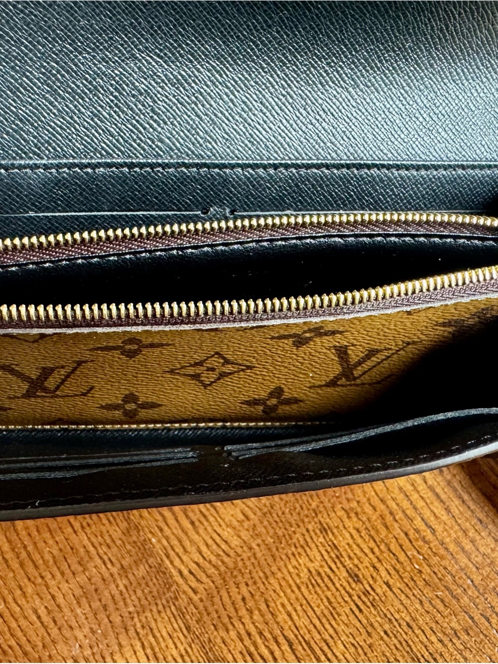 Louis Vuitton Portefeuille Sarah
Monogram Giant Reverse Long
Wallet - Picture 3 of 6